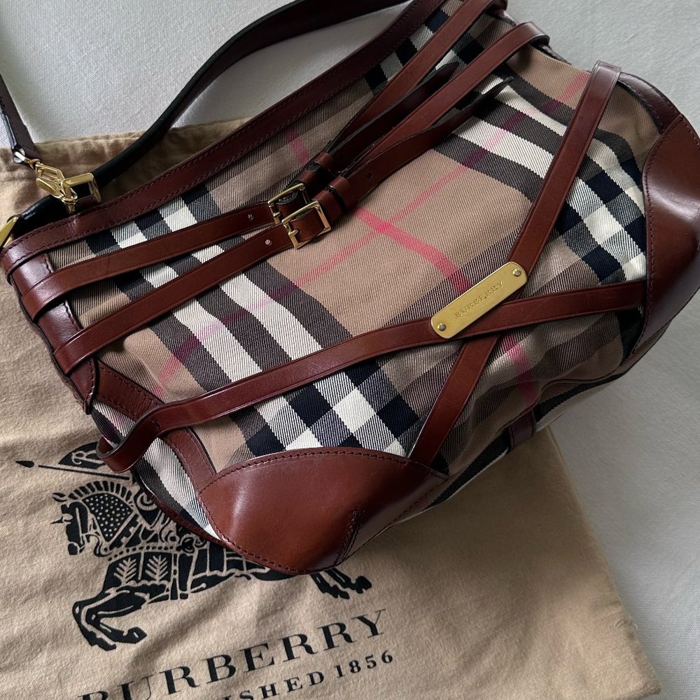 Timeless Classic: Burberry Vintage Check Bag (Made in Italy!) - Picture 11 of 13